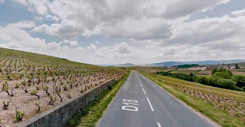 Zrzut ekranu z map Google'a. Widok na drogę D18